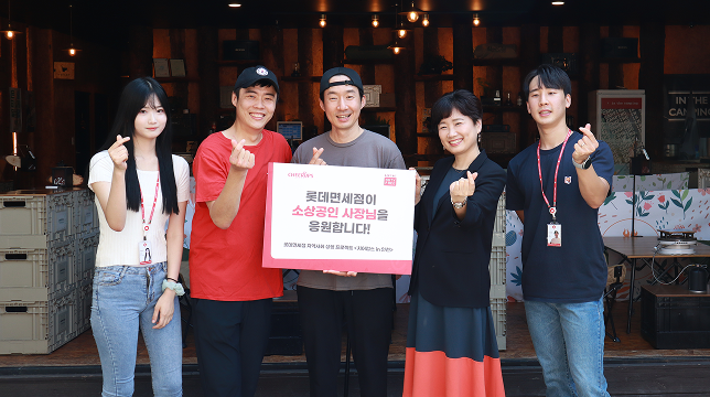 트리즈컴퍼니가 운영한 롯데면세점 상생 협력 프로젝트 치어럽스(Cheerups)에 참여한 지역 소상공인(SME)들과 함께 성공적인 마무리를 기념하며 단체 사진 촬영하는 모습. 소상공인 판로 개척과 브랜딩 지원을 통한 사회적 가치 창출(CSR)의 현장