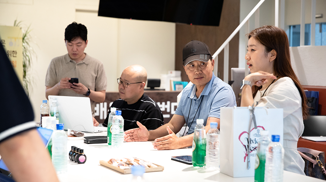 트리즈컴퍼니 직원이 주요 파트너사인 배달의민족(우아한형제들) 담당자들과 함께 소상공인(SME)의 디지털 전환과 온라인 판로 확대를 위한 상생 협력 프로그램의 전략 회의를 진행하고 있는 모습