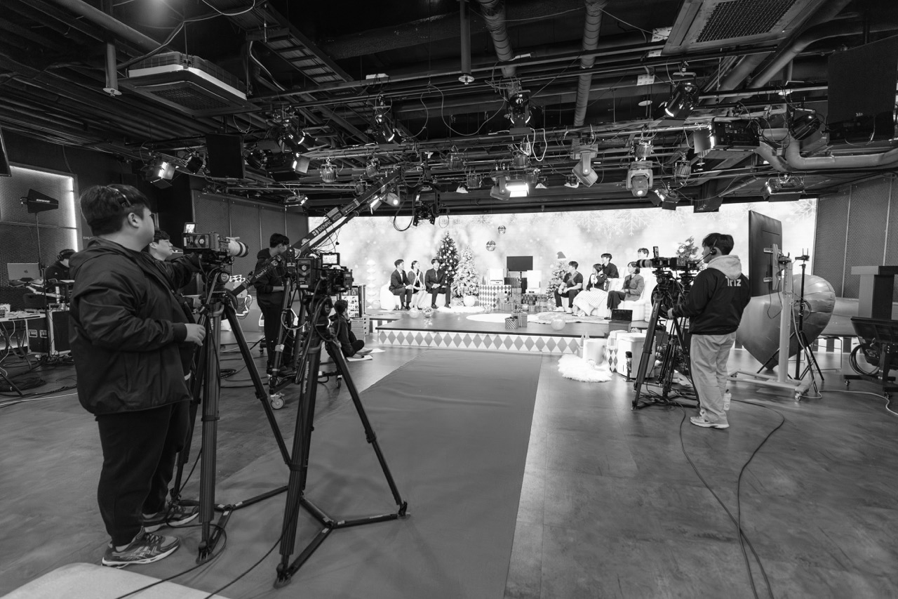 트리즈컴퍼니 제작팀이 라이브 방송 기획, 섭외, 연출, 촬영에 이르는 모든 공정을 통합 수행하는 원스톱 제작 시스템을 통해 브랜드 이미지가 담긴 영상을 제작하고 있는 모습. LG U+, G마켓, 벤츠, 디즈니, 삼성, 애플, 레고, 닥터지, 코카콜라, 하나은행, 뉴발란스 등 유명 기업과 잇섭, 임다영 등 유튜버와 송은이, 효린 등 연예인, 전문 쇼호스트까지 다양한 셀럽들과 함께하고 있습니다