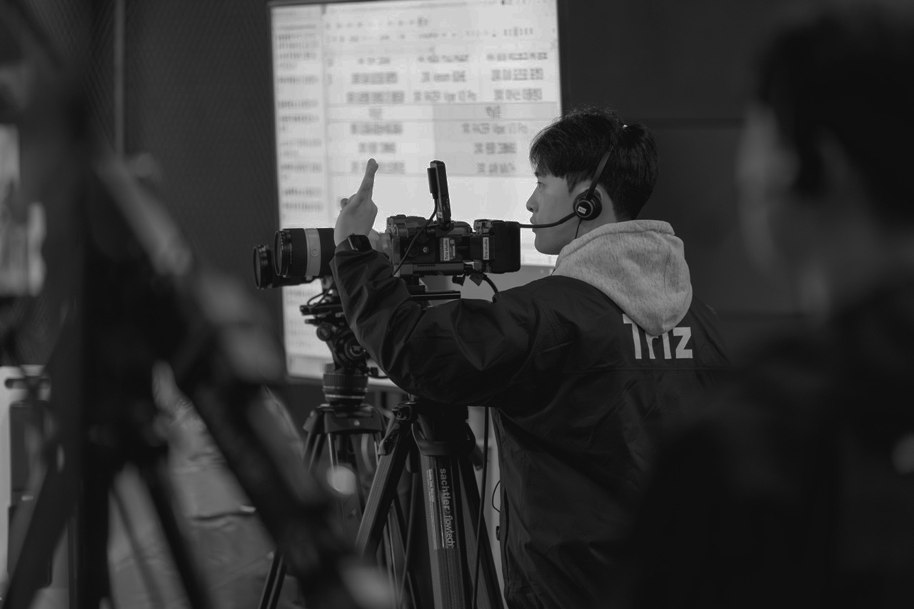 트리즈컴퍼니의 전문 방송팀이 최신 촬영 장비를 활용하여 현장에서 촬영을 진행하고 있는 모습. 기획 의도를 완벽하게 구현하는 전문적인 영상 제작