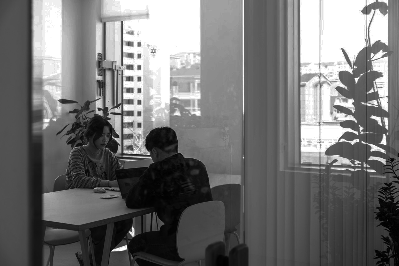 로컬 파트너의 고민을 해결하고 최적의 성장 전략을 도출하기 위해 트리즈컴퍼니와 파트너사가 함께 전략 도출 회의를 진행하고 있는 모습