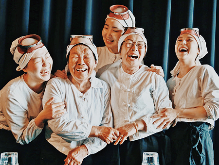 트리즈컴퍼니의 AC(액셀러레이터) 업체 지원을 통해 비즈니스 역량을 강화한 해녀의 부엌 직원들이 촬영한 단체 프로필 사진 모습