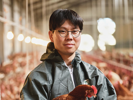 트리즈컴퍼니가 AC(액셀러레이터) 파트너사 하루한알의 브랜딩을 위해, 담당자의 전문성이 돋보이는 맞춤형 프로필 사진을 촬영 지원한 모습