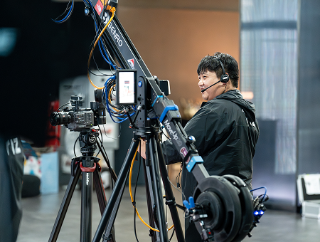 트리즈컴퍼니의 방송 제작팀이 최신 방송 장비를 활용하여 하이퀄리티 라이브 콘텐츠 방송을 송출하고 있는 모습