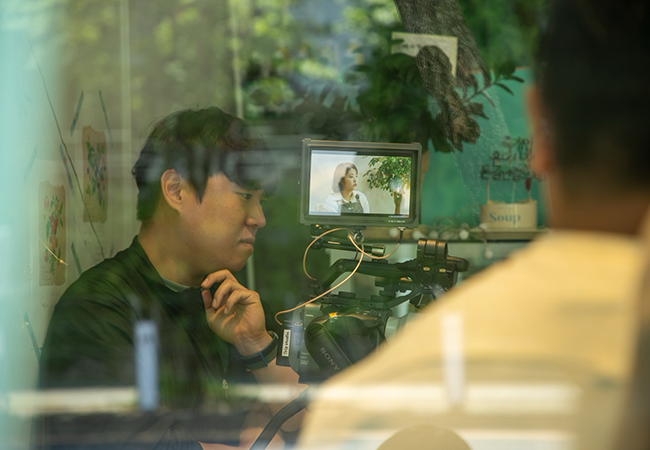 트리즈컴퍼니 촬영 담당자가 지역 소상공인(SME)의 비즈니스 성장을 위한 마케팅 홍보 영상 제작 현장에서 모니터링하며 검수하고 있는 모습