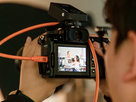 트리즈컴퍼니의 전문 포토그래퍼가 지역 소상공인(SME)의 브랜딩 강화를 위해 전문적인 디렉팅을 통하여 업체 맞춤형 컨셉으로 브랜드 홍보 사진을 촬영하고 있는 모습