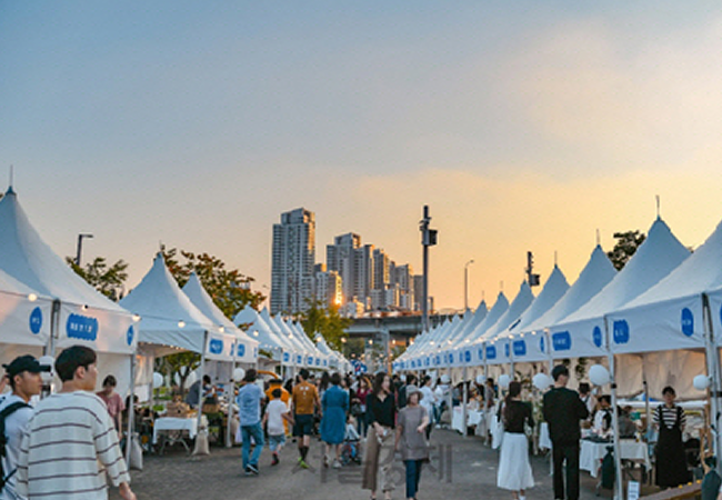 트리즈컴퍼니가 공공 기관 및 지자체와의 파트너십을 바탕으로 지역 경제 활성화와 상생 협력 가치를 실현하기 위한 공공 프로젝트인 땡땡마켓 운영하고 있는 모습