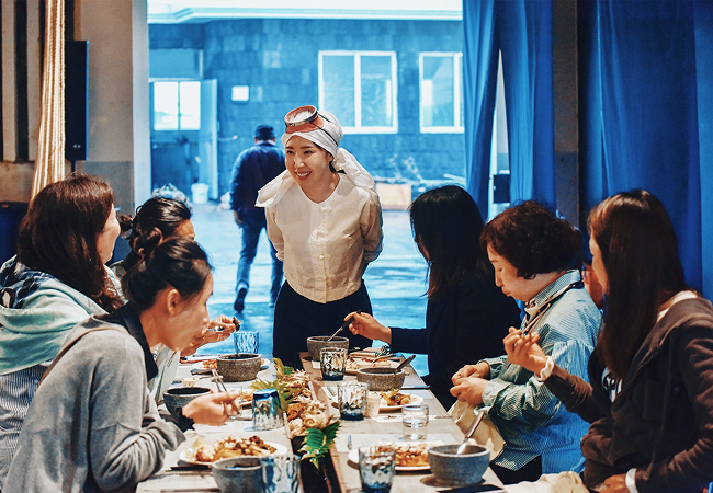 트리즈컴퍼니가 지역 크리에이터의 가치를 발굴하고, 이를 트리즈 성장 모델에 연결하여 소상공인의 지속 가능한 성장을 지원함으로써 지속 가능한 성장을 견인하고 있는 모습