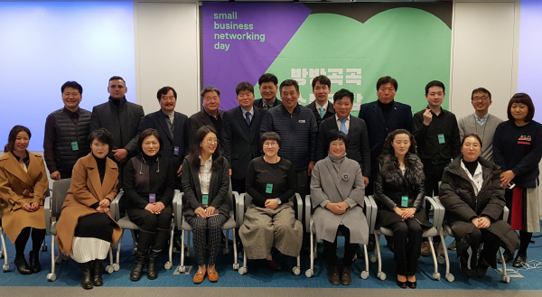 트리즈컴퍼니가 공공 기관 및 지자체와의 파트너십을 바탕으로 지역 경제 활성화와 상생 협력 가치를 실현하기 위한 공공 프로젝트를 위한 단체 사진 촬영 모습