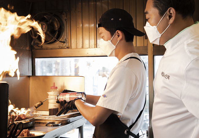 트리즈컴퍼니가 지역 소상공인(SME)의 지속 가능한 성장을 위해 업체별 맞춤형 성장 지원 프로그램을 운영하며, 분야별 실무 솔루션을 전달하고 있는 모습