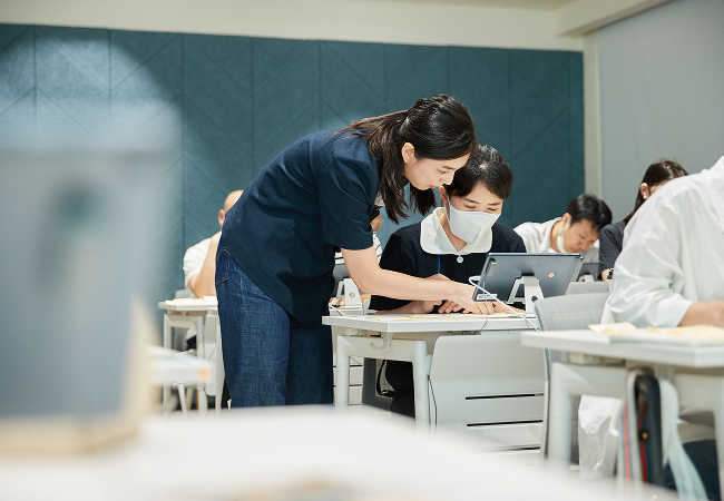 트리즈컴퍼니가 주관하는 소상공인(SME) 디지털 전환(DX) 교육 현장에서, 참가자가 비즈니스 경쟁력 강화를 위해 디지털 솔루션 및 온라인 플랫폼 활용법을 학습하고 있는 모습