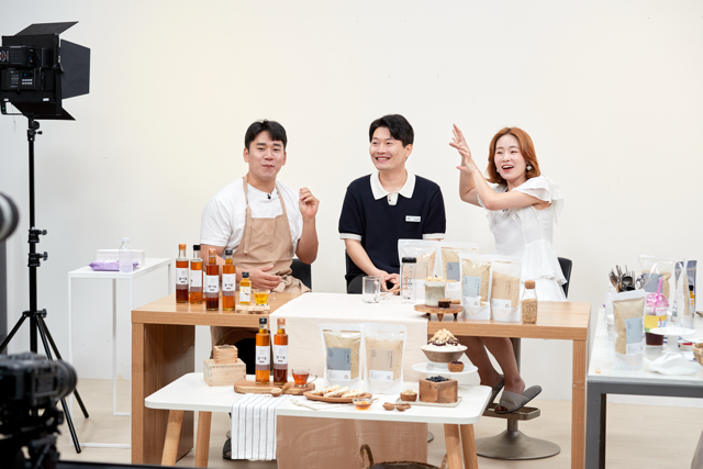 트리즈컴퍼니가 지역 소상공인(SME)의 온라인 판로 확대와 유통 채널 다변화를 지원하기 위해, 맞춤 기획을 통해 라이브 커머스 판매 방송을 송출하는 모습